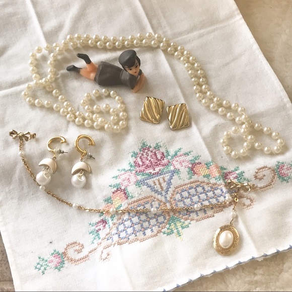 Jewelry - Vintage Gold Tone & Faux Pearl Jewelry Lot